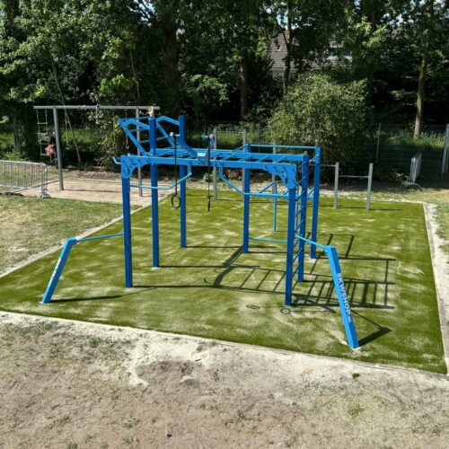 Calisthenics toestel Nippur L+ 16 Dit is onze Nippur, het Calisthenicstoestel waar de Nippur L+ van afgeleid is. Deze is tevens uitgevoerd met valdempend kunstgras in de kleur groen.